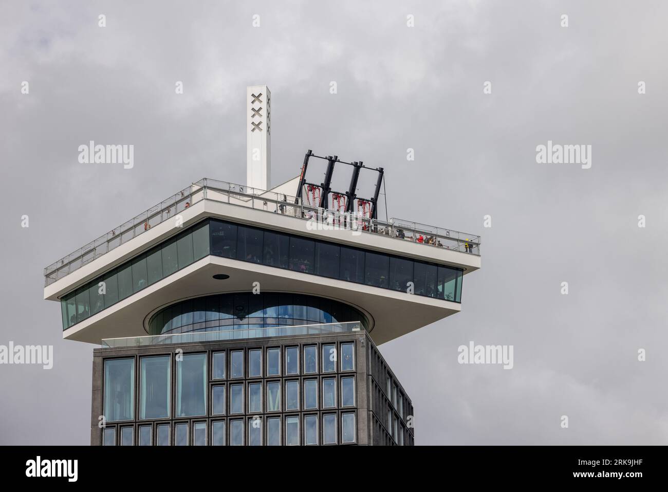 A’DAM-Turm mit Blick auf das IJ-Ufer in Amsterdam, Niederlande, ein modernes Wahrzeichen mit Aussichtsplattform und Dachschaukel. Stockfoto