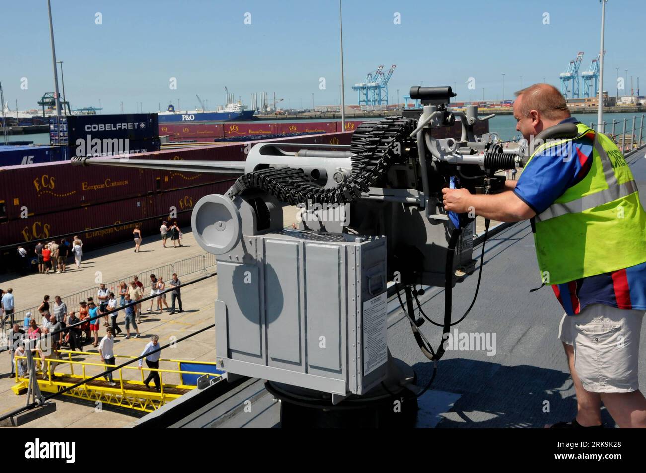Bildnummer: 54206719 Datum: 04.07.2010 Copyright: imago/Xinhua (100705) -- ZEEBRUGES, 5. Juli 2010 (Xinhua) -- Ein Besatzungsmitglied reagiert auf die US-Fregatte Mount Whitney im Seehafen Zeebruges in Belgien, 4. Juli 2010. Konnte alle Marineschiffe im Hafen besuchen, da Belgien den Seehafen Zeebruges für die Öffentlichkeit öffnete. Die Fregatte Louise Marie wird sich der Operation Atalante der Europäischen Union anschließen, die somalische Piraten bekämpft. (Xinhua/Wang Xiaojun)(Axy) (8)BELGIEN-ZEEBRUGES-MARINEHAFEN-ÖFFENTLICH ZUGÄNGLICH PUBLICATIONxNOTxINxCHN Gesellschaft Militär Marine Übung Zuschauer GEÖFFNET kbdig xub 2010 quer o0 Maschinengewehr Stockfoto