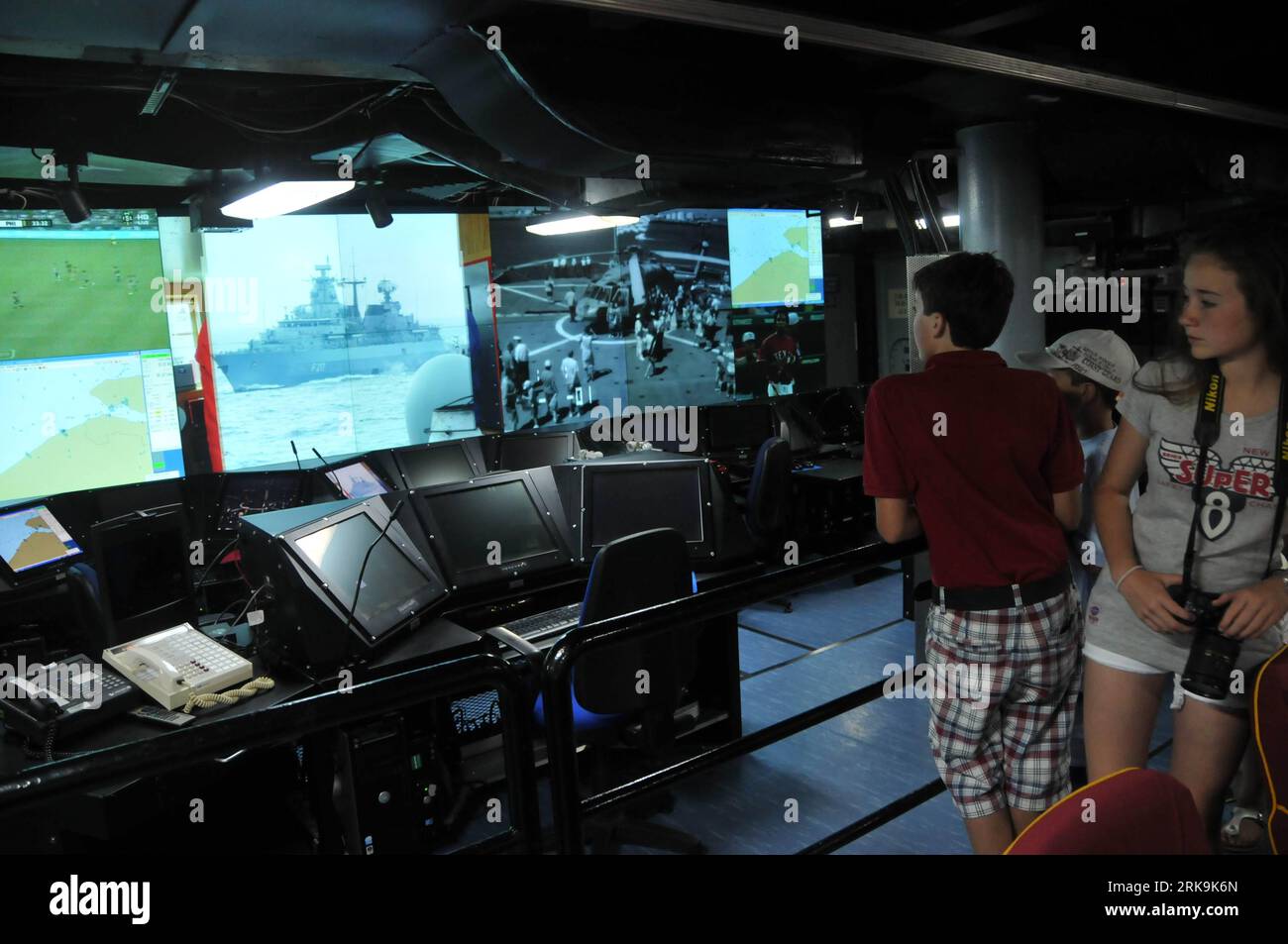 Bildnummer: 54206722 Datum: 04.07.2010 Copyright: imago/Xinhua (100705) -- ZEEBRUGES, 5. Juli 2010 (Xinhua) -- Besuchen Sie die US-Fregatte Mount Whitney im Seebrüger Hafen in Belgien, 4. Juli 2010. Konnte alle Marineschiffe im Hafen besuchen, da Belgien den Seehafen Zeebruges für die Öffentlichkeit öffnete. Die Fregatte Louise Marie wird sich der Operation Atalante der Europäischen Union anschließen, die somalische Piraten bekämpft. (Xinhua/Wang Xiaojun)(Axy) (7)BELGIEN-ZEEBRUGES-MARINEHAFEN-ÖFFENTLICH ZUGÄNGLICH PUBLICATIONxNOTxINxCHN Gesellschaft Militär Marine Übung Zuschauer GEÖFFNET kbdig xub 2010 quer Bildnummer 54206722 Datum Stockfoto