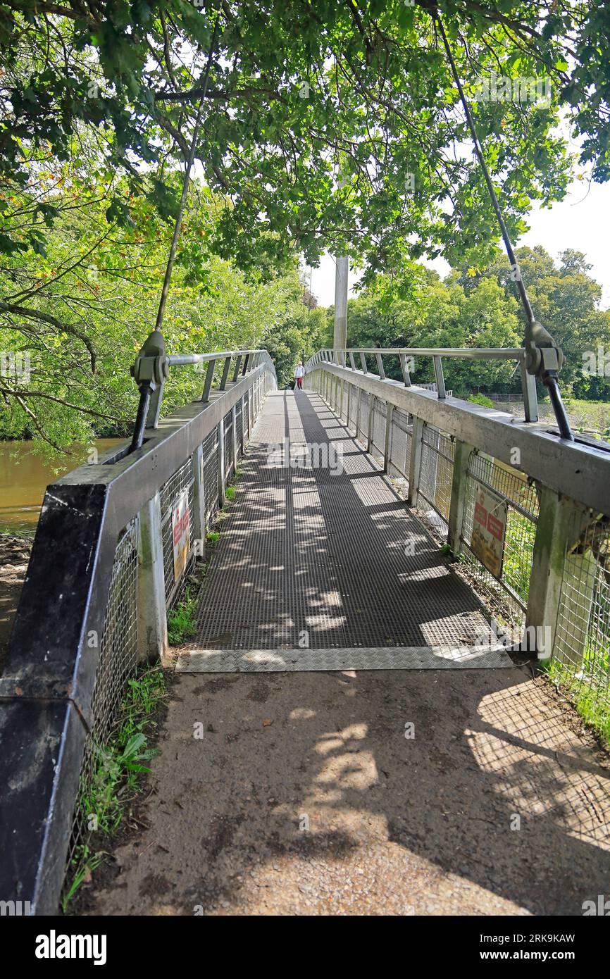 Blackweir Fußgängerbrücke über den Fluss Taff - Pontcanna Fields nach Blackweir, Bute Park, Cardiff. Vom August 2023. Stockfoto