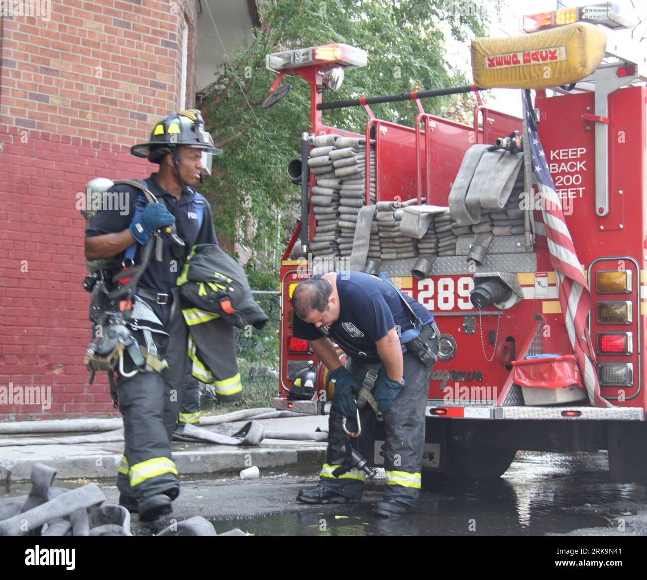 Bildnummer: 54214083 Datum: 07.07.2010 Copyright: imago/Xinhua (100707) -- NEW YORK, 7. Juli 2010 (Xinhua) -- Feuerwehrleute ziehen sich aus einem Brand in Queens Borough in New York, USA, 7. Juli 2010 zurück. Mindestens 12 Feuerwehrmänner wurden am Mittwoch bei einem Brand verletzt, der ein Wohnhaus im Queens Borough von New York traf. Es wird angenommen, dass die Flamme hauptsächlich auf die extreme Hitze zurückzuführen ist. (Xinhua/Chen Gang) (1)US-NEW YORK-WEATHER-FIRE PUBLICATIONxNOTxINxCHN Gesellschaft Feuerwehr Brand Wohnungsbrand kbdig xub 2010 quadrat o0 Arbeitswelten, Erschöpfung Bildnummer 54214083 Datum Stockfoto