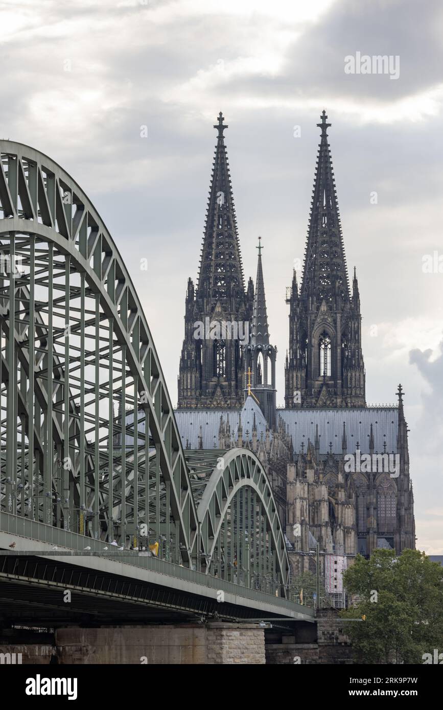 Kölner Dom, majestätische gotische Architektur und zwei Türme. Das Hotel befindet sich in Köln, Deutschland, UNESCO-Weltkulturerbe am Rhein Stockfoto