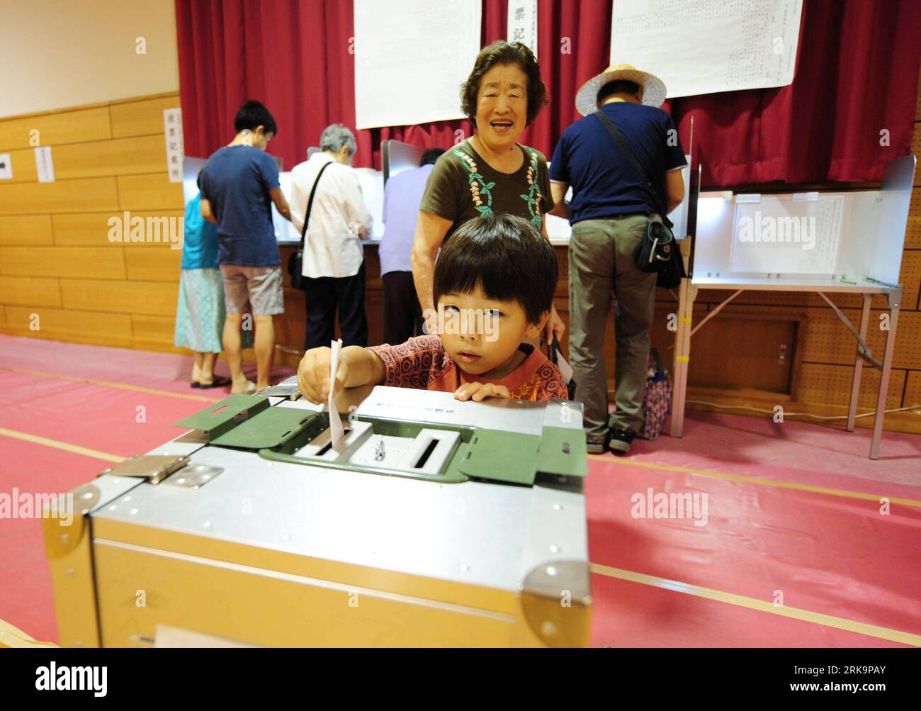 Bildnummer: 54220850 Datum: 11.07.2010 Copyright: imago/Xinhua (100711) -- TOKIO, 11. Juli 2010 (Xinhua) -- Ein Kind hilft seiner Großmutter bei der Wahl in einer Wahllokale in Shibuya, Japan, 11. Juli 2010. Die Wahl zum Repräsentantenhaus begann am frühen Sonntagmorgen in Japan. Insgesamt 437 Kandidaten kandidieren für die 121 Sitze bei der diesjährigen Wahl. (Xinhua/Ji Chunpeng) (hdt) (6)JAPAN-TOKYO-HOUSE OF COUNCILORS-VOTE (CN) PUBLICATIONxNOTxINxCHN Politik Wahlen Japan Wähler Stimmabgabe wählt Wahlurne kbdig xkg 2010 quer Premiumd xint o0 Kind Bildnummer 54220850 D Stockfoto