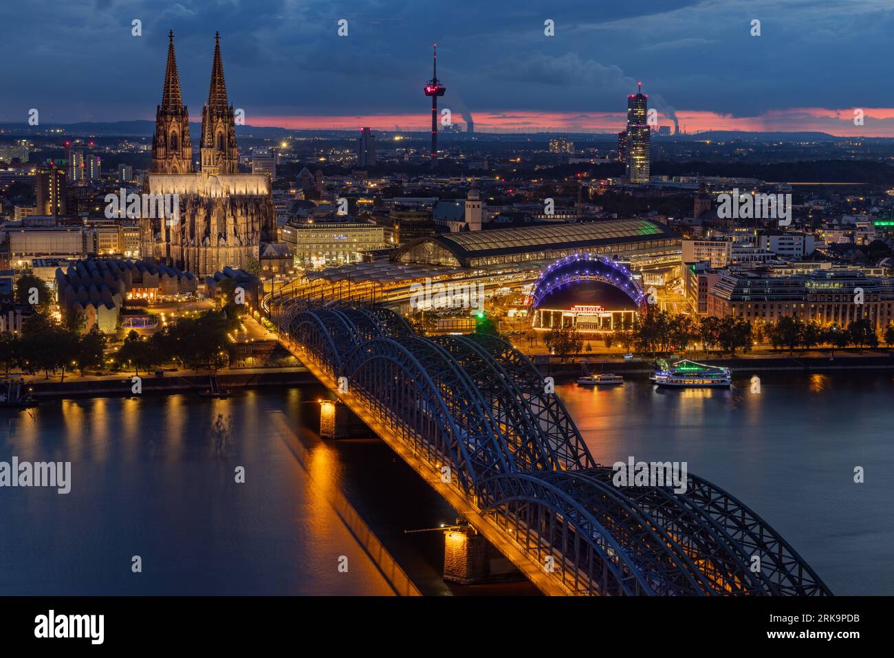 Köln Deutschland, Brücke und Kölner Dom bei Nacht aus der Vogelperspektive Stockfoto