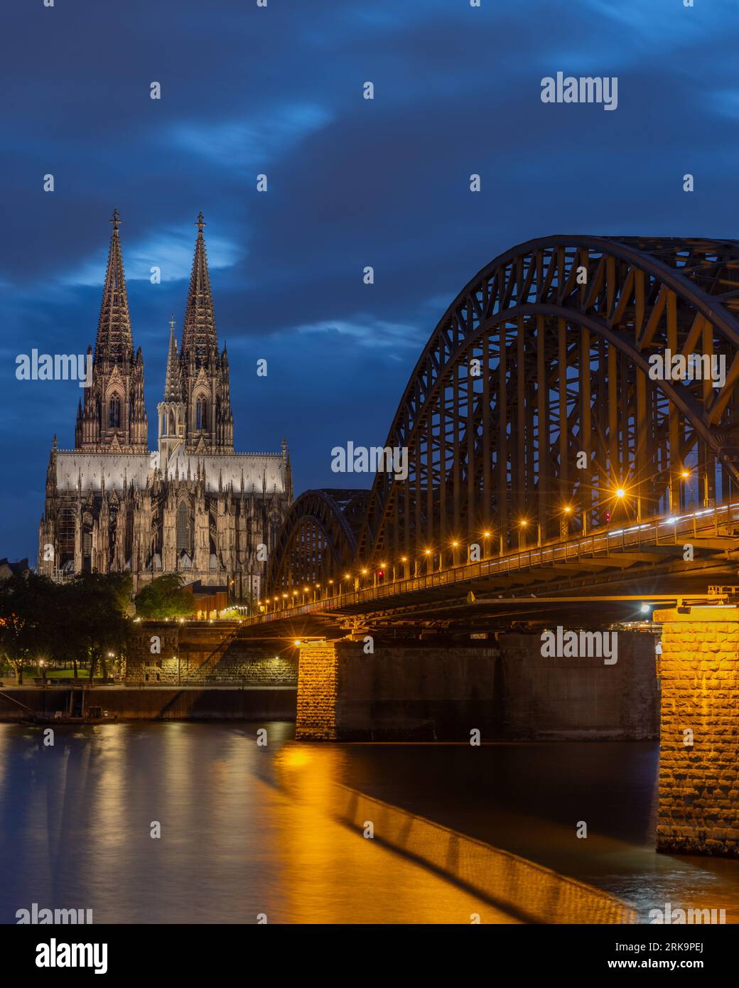 Köln Deutschland, Brücke und Kölner Dom bei Nacht aus der Vogelperspektive Stockfoto