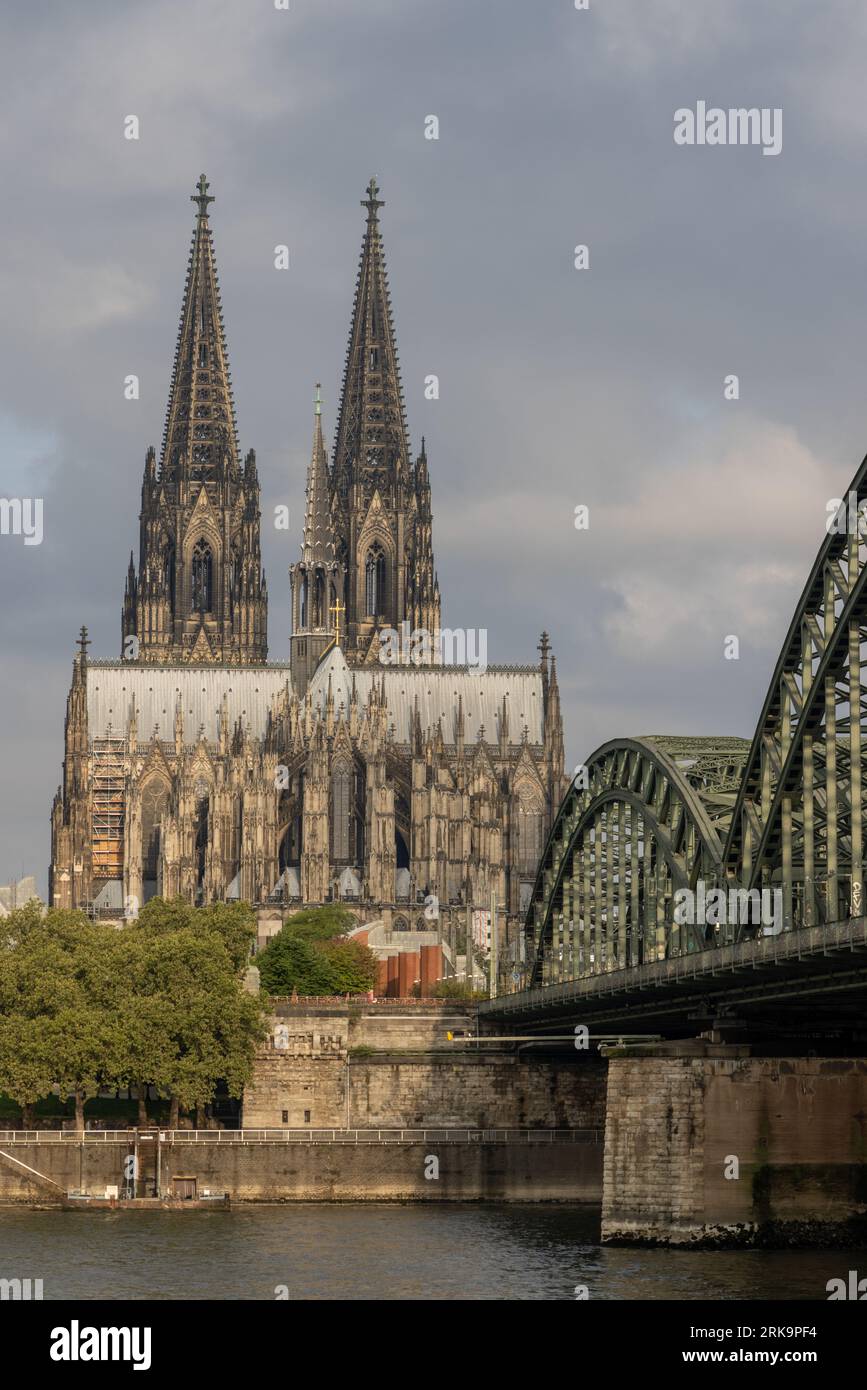 Kölner Dom, majestätische gotische Architektur und zwei Türme. Das Hotel befindet sich in Köln, Deutschland, UNESCO-Weltkulturerbe am Rhein Stockfoto