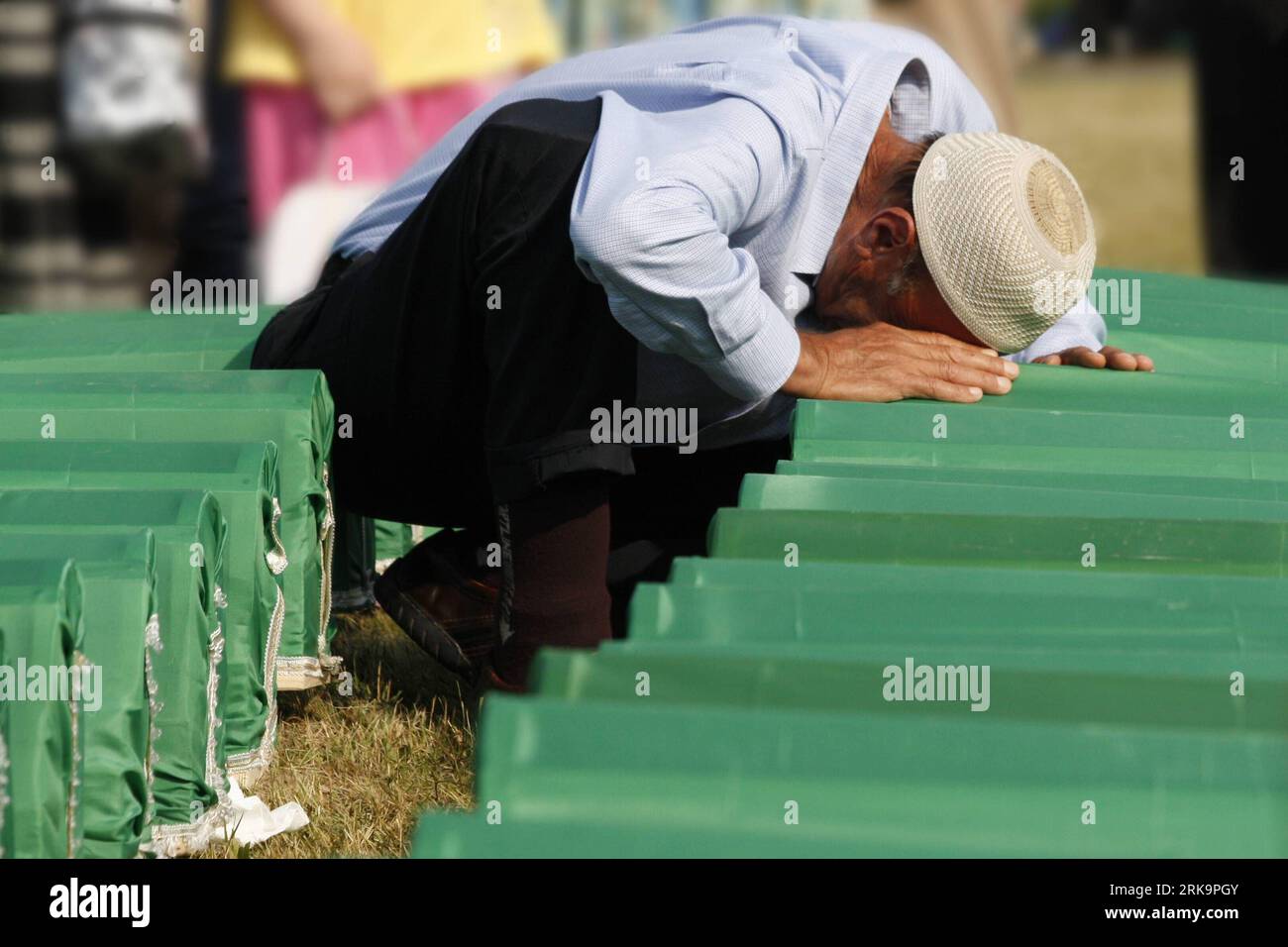 Bildnummer: 54222050 Datum: 11.07.2010 Copyright: imago/Xinhua (100711) -- SREBRENICA, 11. Juli 2010 (Xinhua) -- ein älterer Mann schreit am 11. Juli 2010 in Srebrenica, Bosnien und Herzegowina über einen Sarg. Zehntausende Bosnier versammelten sich am Sonntag, um die Überreste von 755 neu identifizierten Opfern zu begraben, die während des Massakers von Srebrenica vor 15 Jahren getötet wurden. (Xinhua/Mustafa Panjeta) (zw) (6)BOSNIEN UND HERZEGOVIA-SREBRENICA-MASSAKER-MEMORIAL PUBLICATIONxNOTxINxCHN Gesellschaft Trauer Gedenken Kriegsverbrechen Opfer Balkankrieg Balkan Krieg kbdig xdp Premiere xint 2010 quer o0 Massaker Bildnummer 54 Stockfoto