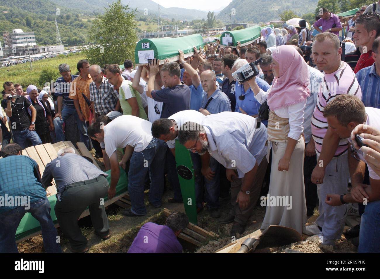 Bildnummer: 54222046 Datum: 11.07.2010 Copyright: imago/Xinhua (100711) -- SREBRENICA, 11. Juli 2010 (Xinhua) -- Verwandte legten am 11. Juli 2010 Särge mit den Überresten der Opfer des Massakers Srebrenica in die Gräber in Srebrenica, Bosnien und Herzegowina. Zehntausende Bosnier versammelten sich am Sonntag, um die Überreste von 755 neu identifizierten Opfern zu begraben, die während des Massakers von Srebrenica vor 15 Jahren getötet wurden. (Xinhua/Mustafa Panjeta) (zw) (9)BOSNIEN UND HERZEGOVIA-SREBRENICA-MASSAKER-MEMORIAL PUBLICATIONxNOTxINxCHN Gesellschaft Trauer Gedenken Kriegsverbrechen Opfer Balkankrieg Balkan Krieg kbdig Stockfoto