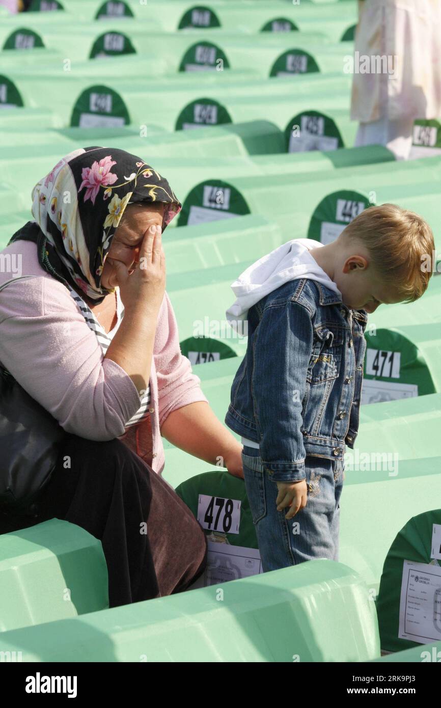 Bildnummer: 54222044 Datum: 11.07.2010 Copyright: imago/Xinhua (100711) -- SREBRENICA, 11. Juli 2010 (Xinhua) -- Eine Frau und ein Junge trauern umgeben von Särgen in Srebrenica, Bosnien und Herzegowina, am 11. Juli 2010. Zehntausende Bosnier versammelten sich am Sonntag, um die Überreste von 755 neu identifizierten Opfern zu begraben, die während des Massakers von Srebrenica vor 15 Jahren getötet wurden. (Xinhua/Mustafa Panjeta) (zw) (2)BOSNIEN UND HERZEGOVIA-SREBRENICA-MASSAKER-MEMORIAL PUBLICATIONxNOTxINxCHN Gesellschaft Trauer Gedenken Kriegsverbrechen Opfer Balkankrieg Balkan Krieg kbdig xdp Premiere xint 2010 hoch o0 Massaker Stockfoto