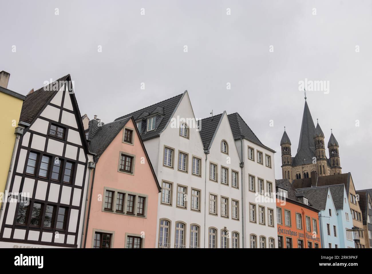 Fischmarkt, Köln, Deutschland, farbenfrohe historische Häuser in der Altstadt neben dem Rhein, eines der malerischsten Viertel der Stadt. Stockfoto