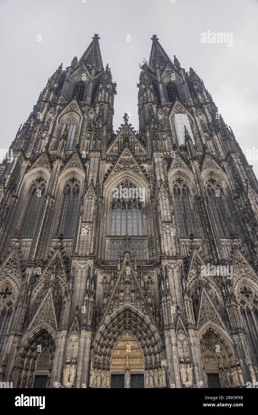Kölner Dom Details zu Architektur und Steinarbeiten aus nächster Nähe. Mauerwerk und Bögen im historischen kölner Dom. Stockfoto