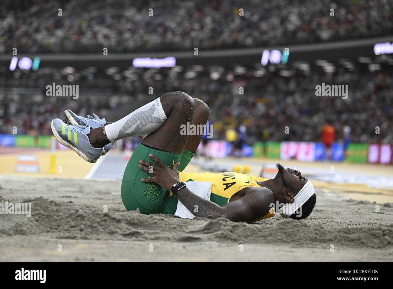 Carey McLeod aus Jamaika rutschte am 24. August 2023 bei den Leichtathletik-Weltmeisterschaften in Budapest, Ungarn, im Finale der Männer mit langem Sprung aus. Foto: Jessica Gow / TT / Kod 10070 Stockfoto