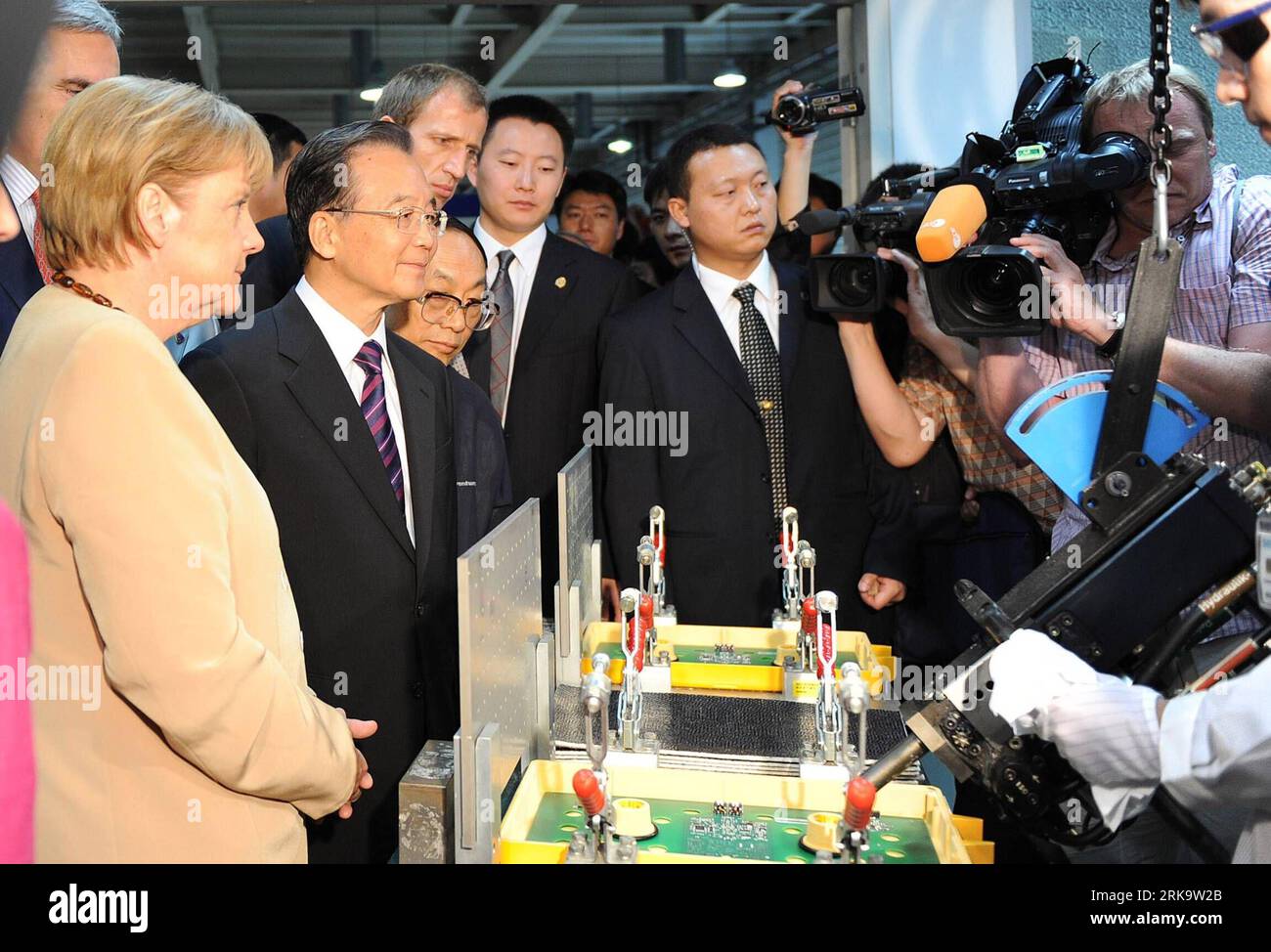 Bildnummer: 54233763 Datum: 17.07.2010 Copyright: imago/Xinhua (100717) -- XI AN, 17. Juli 2010 (Xinhua) -- der chinesische Premier Wen Jiabao (2L) und die deutsche Kanzlerin Angela Merkel (L) besuchen Siemens Signalling Company Ltd, in Xi an, Provinz Shaanxi im Nordwesten Chinas, 17. Juli 2010. (Xinhua/Jiao Weiping) (yc) (6)CHINA-XI AN-WEN JIABAO-MERKEL-VISIT (CN) PUBLICATIONxNOTxINxCHN People Politik Auslandsreise Wirtschaft Wirtschaftsbeziehungen Besichtigung premiumd xint kbdig xsop 2010 quer o0 XIAN Bildnummer 54233763 Datum 17 07 2010 Copyright Imago XINHUA XI bis 17. Juli 2010 chinesischer Premier XINA Stockfoto