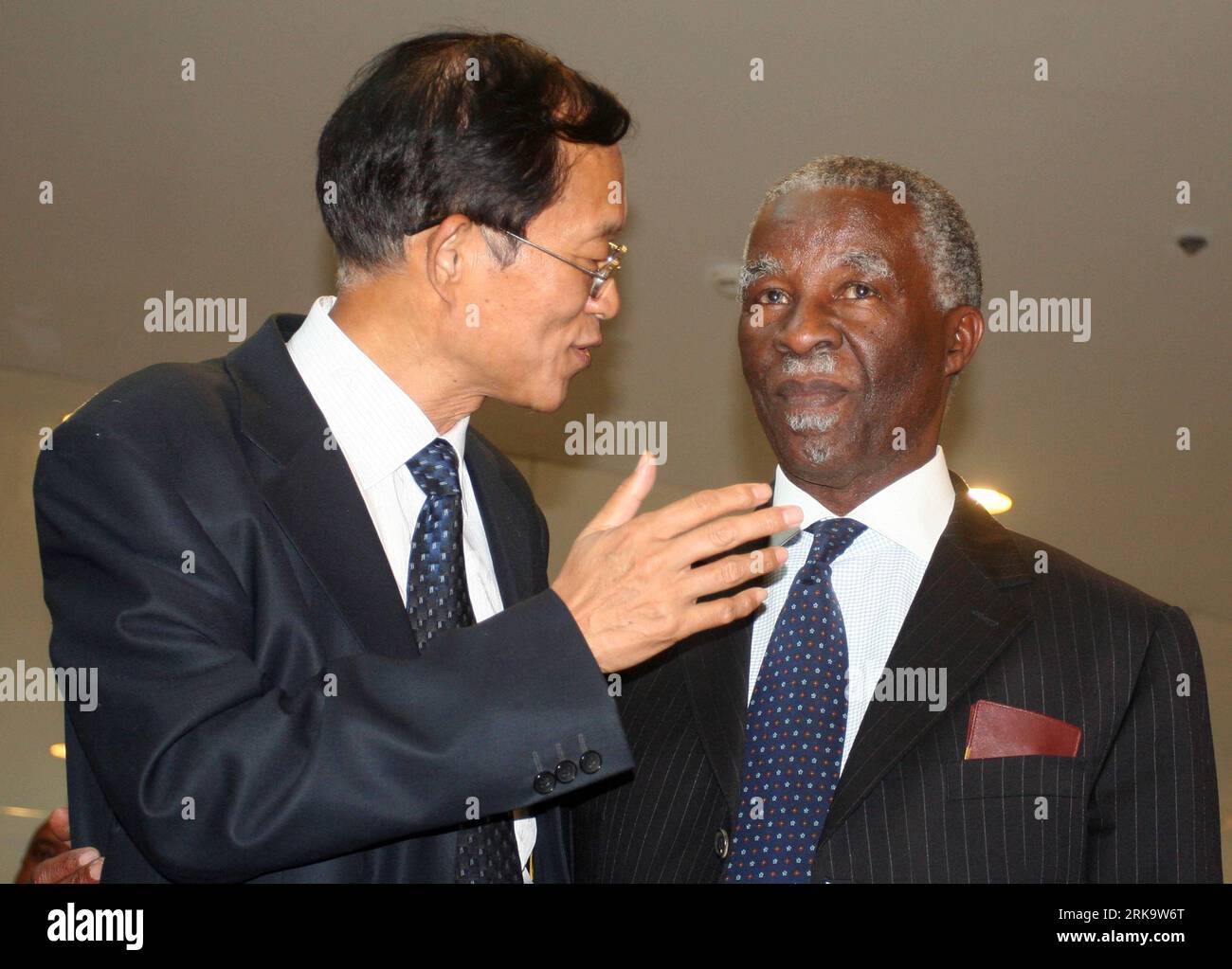 Bildnummer: 54234615 Datum: 17.07.2010 Copyright: imago/Xinhua (100717) -- KHARTOUM, 17. Juli 2010 (Xinhua) -- der chinesische Sondergesandte für Darfur Liu Guijin (L) spricht mit dem ehemaligen südafrikanischen Präsidenten Thabo Mbeki vor der Eröffnungssitzung der Afrikanischen Union und des Sudan-Konsultativforums der Vereinten Nationen in Khartum (Sudan) am 17. Juli 2010. (Xinhua/Mohamed Khader) (zw) (1)SUDAN-KHARTUM-KONSULTATIVES FORUM PUBLICATIONxNOTxINxCHN Politik People kbdig xub 2010 quer Premiumpremiere xint Bildnummer 54234615 Datum 17 07 2010 Copyright Imago XINHUA Khartoum 17. Juli 2010 XINHUA chinesischer Sondergesandter t Stockfoto