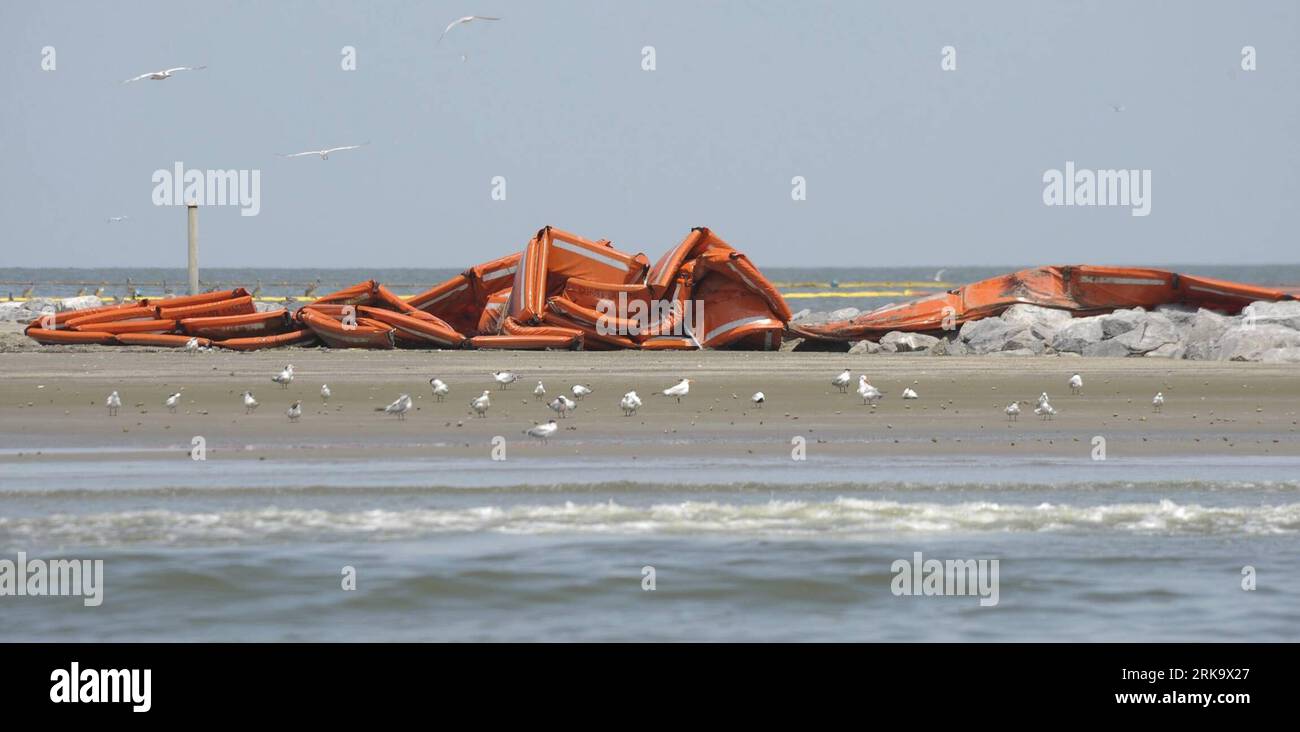 Bildnummer: 54241705 Datum: 19.07.2010 Copyright: imago/Xinhua (100720) -- CODRIE, 20. Juli 2010 (Xinhua) -- auf einer Barriereinsel in der Terrebonne Bay in der Nähe von Cocodrie, Louisiana, USA, 19. Juli 2010. Hier wurden Maßnahmen einschließlich des Bauprojekts für die Barriereinseln von Louisiana ergriffen, um die Feuchtgebiete und ihre Wildtiere zu schützen, die durch die Ölpest im Golf von Mexiko schwer beschädigt werden könnten. (Xinhua/Qi Heng) (wjd) (5)US-ÖLPEST-UMWELTSCHUTZ PUBLICATIONxNOTxINxCHN Fotostory Gesellschaft Umweltkatastrophe Ölpest Öl Golf von Mexiko USA kbd Stockfoto