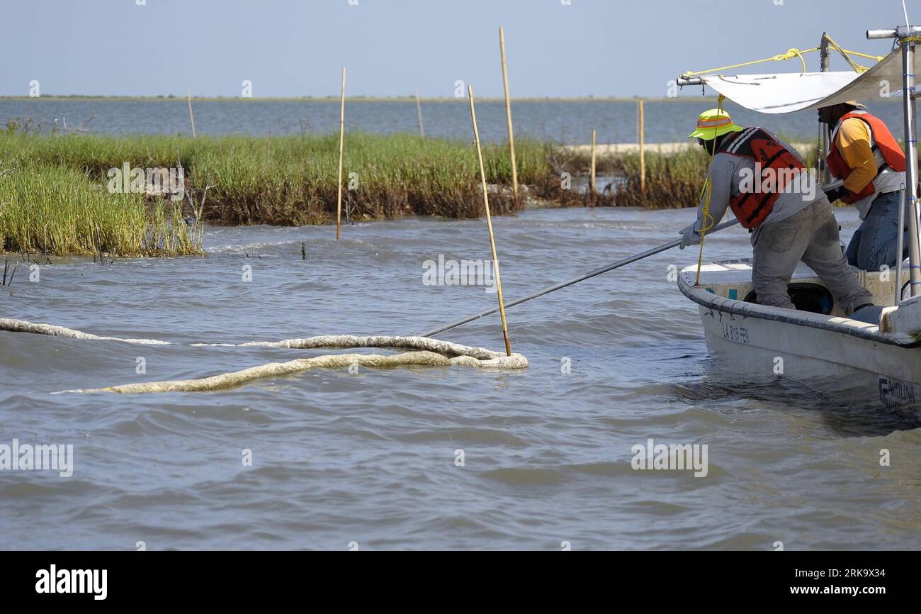 Bildnummer: 54241702 Datum: 19.07.2010 Copyright: imago/Xinhua (100720) -- CODRIE, 20. Juli 2010 (Xinhua) -- Arbeiter häufen Öleindämmungsbooms auf einer Barriereinsel in der Terrebonne Bay in der Nähe von Cocodrie, Louisiana, USA, 19. Juli 2010. Hier wurden Maßnahmen einschließlich des Bauprojekts für die Barriereinseln von Louisiana ergriffen, um die Feuchtgebiete und ihre Wildtiere zu schützen, die durch die Ölpest im Golf von Mexiko schwer beschädigt werden könnten. (Xinhua/Qi Heng) (wjd) (4)US-ÖLLECKENSCHUTZ PUBLICATIONxNOTxINxCHN Fotostory Gesellschaft Umweltkatastrophe Ölpest Öl Golf von Mexiko Stockfoto