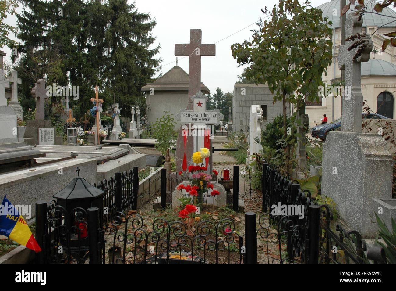 100721 -- BUKAREST, 21. Juli 2010 Xinhua -- Aktenfoto aufgenommen am 22. Oktober 2006 zeigt das Grab des ehemaligen rumänischen Führers Nicolae Ceausescu auf dem Ghencea-Friedhof im westlichen Bukarest, Rumänien, 21. Juli 2010. Rumänien exhumierte am Mittwoch die Überreste des ehemaligen Führers Nicolae Ceausescu und seiner Frau Elena, die im Dezember 1989 kurz nach dem Fall der Regierung Ceausescu hingerichtet wurden. DNA-Proben werden entnommen, um zu bestätigen, ob es sich bei den Überresten tatsächlich um die des Ceausescus handelt. Xinhua/Chen Jin gj 1REIMANIA-BUKAREST-CEAUSESCU-DNA PUBLICATIONxNOTxINxCHN Stockfoto