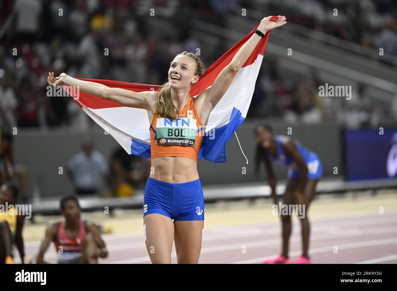 Femke Bol aus den Niederlanden feiert, nachdem sie das 400-m-Hürdenfinale der Frauen bei den Leichtathletik-Weltmeisterschaften in Budapest, Ungarn, am Donnerstag, den 24. August 2023 gewonnen hat. Foto: Jessica Gow / TT / Kod 10070 Stockfoto