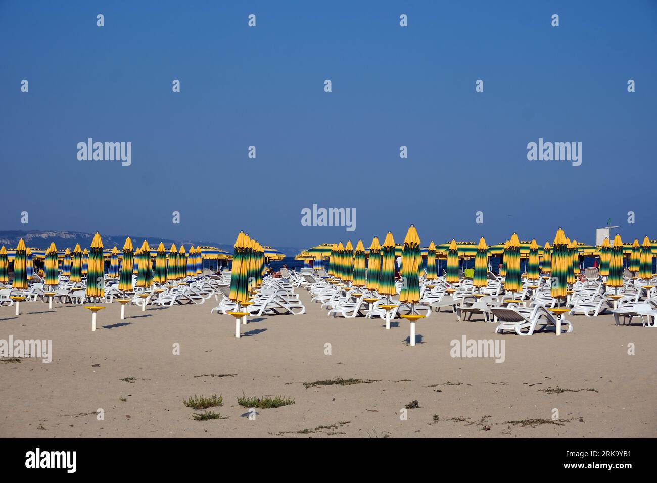 Bulgarischer Strand an der Schwarzmeerküste bei Albena an einem heißen Sommertag. Stockfoto