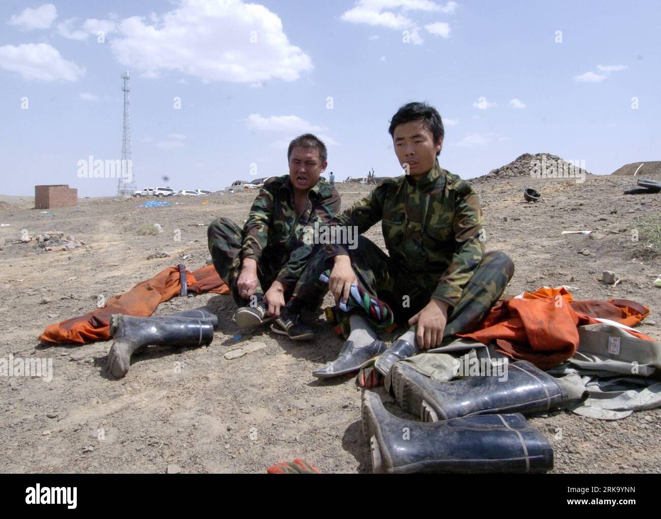 Bildnummer: 54246011 Datum: 22.07.2010 Copyright: imago/Xinhua (100723) -- JIUQUAN, 23. Juli 2010 (Xinhua) -- zwei Retter ruhen sich in der Jijitaizi-Kohlemine im Jinta County, Provinz Gansu im Nordwesten Chinas, 22. Juli 2010 aus. Die Rettungskräfte bestätigten, dass alle 13, die in einer Kohlebergwerksflut gefangen waren, tot waren, nachdem sie in den frühen Morgenstunden des Freitags fünf weitere Leichen wiedergefunden hatten. Die Überschwemmung ereignete sich am 18. Juli, als 16 Bergleute in der Jijitaizi-Kohlemine unter Tage arbeiteten. Drei konnten entkommen und 13 wurden gefangen gehalten. (Xinhua/Gao Jianjun) (cxy) CHINA-GANSU-JINTA-KOHLEBERGWERK-ÜBERSCHWEMMUNG VERÖFFENTLICHUNG Stockfoto