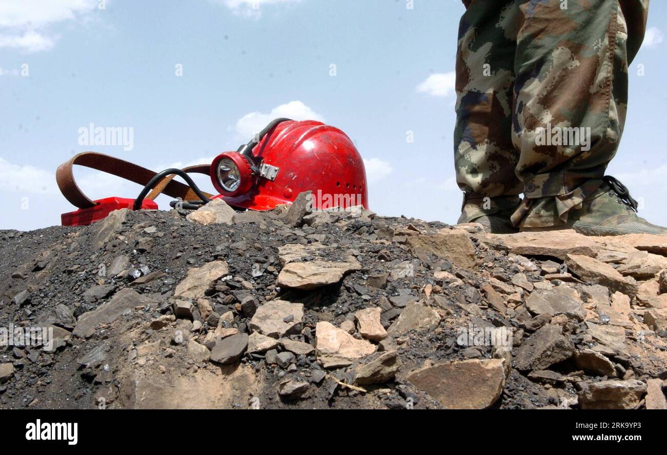 Bildnummer: 54246007 Datum: 22.07.2010 Copyright: imago/Xinhua (100723) -- JIUQUAN, 23. Juli 2010 (Xinhua) -- Ein Helm eines Retters wird in der Jijitaizi-Kohlemine im Jinta County, Provinz Gansu im Nordwesten Chinas, am 22. Juli 2010 gesehen. Die Rettungskräfte bestätigten, dass alle 13, die in einer Kohlebergwerksflut gefangen waren, tot waren, nachdem sie in den frühen Morgenstunden des Freitags fünf weitere Leichen wiedergefunden hatten. Die Überschwemmung ereignete sich am 18. Juli, als 16 Bergleute in der Jijitaizi-Kohlemine unter Tage arbeiteten. Drei konnten entkommen und 13 wurden gefangen gehalten. (Xinhua/Gao Jianjun) (cxy) CHINA-GANSU-JINTA-KOHLEBERGWERK-ÜBERSCHWEMMUNG ÖFFENTLICHKEIT Stockfoto