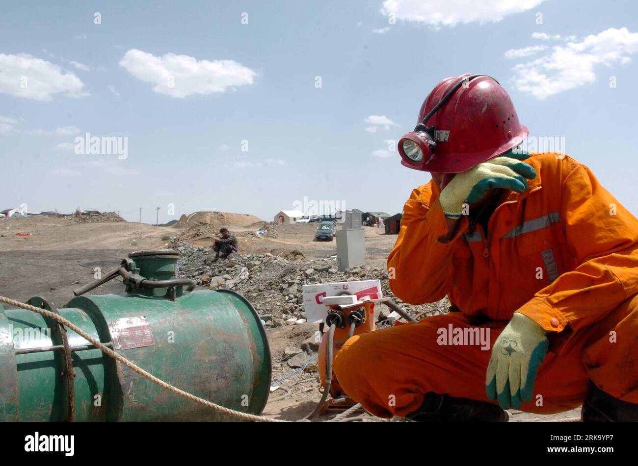 Bildnummer: 54246009 Datum: 22.07.2010 Copyright: imago/Xinhua (100723) -- JIUQUAN, 23. Juli 2010 (Xinhua) -- Ein Retter erholt sich in der Jijitaizi-Kohlemine im Jinta County, Provinz Gansu im Nordwesten Chinas, 22. Juli 2010. Die Rettungskräfte bestätigten, dass alle 13, die in einer Kohlebergwerksflut eingeschlossen waren, tot waren, nachdem sie in den frühen Morgenstunden des Freitags fünf weitere Leichen wiedergefunden hatten. Die Überschwemmung ereignete sich am 18. Juli, als 16 Bergleute unter Tage in der Jijitaizi-Kohlemine arbeiteten. Drei konnten entkommen und 13 wurden gefangen gehalten. (Xinhua/Gao Jianjun) (cxy) CHINA-GANSU-JINTA-KOHLEBERGWERK-ÜBERSCHWEMMUNG PUBLICATIONxNO Stockfoto