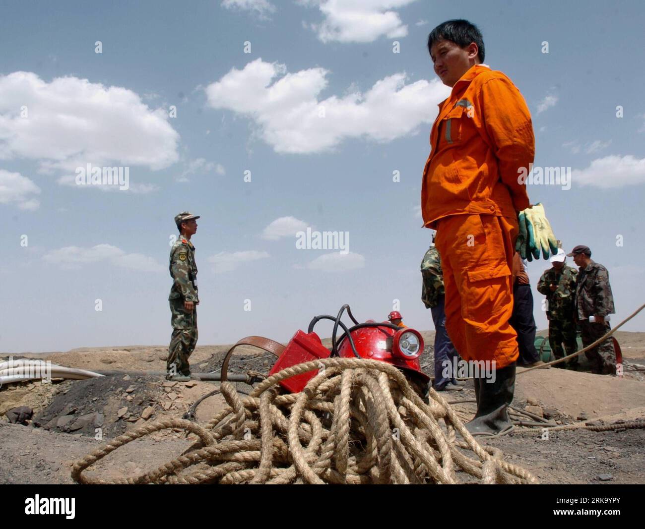 Bildnummer: 54246010 Datum: 22.07.2010 Copyright: imago/Xinhua (100723) -- JIUQUAN, 23. Juli 2010 (Xinhua) -- Retter warten darauf, in eine Grube der Jijitaizi-Kohlemine im Jinta County, Provinz Gansu im Nordwesten Chinas, zu gelangen, 22. Juli 2010. Die Rettungskräfte bestätigten, dass alle 13, die in einer Kohlebergwerksflut gefangen waren, tot waren, nachdem sie in den frühen Morgenstunden des Freitags fünf weitere Leichen wiedergefunden hatten. Die Überschwemmung ereignete sich am 18. Juli, als 16 Bergleute in der Jijitaizi-Kohlemine unter Tage arbeiteten. Drei konnten entkommen und 13 wurden gefangen gehalten. (Xinhua/Gao Jianjun) (cxy) CHINA-GANSU-JINTA-KOHLEBERGWERK-ÜBERSCHWEMMUNG PUBL Stockfoto