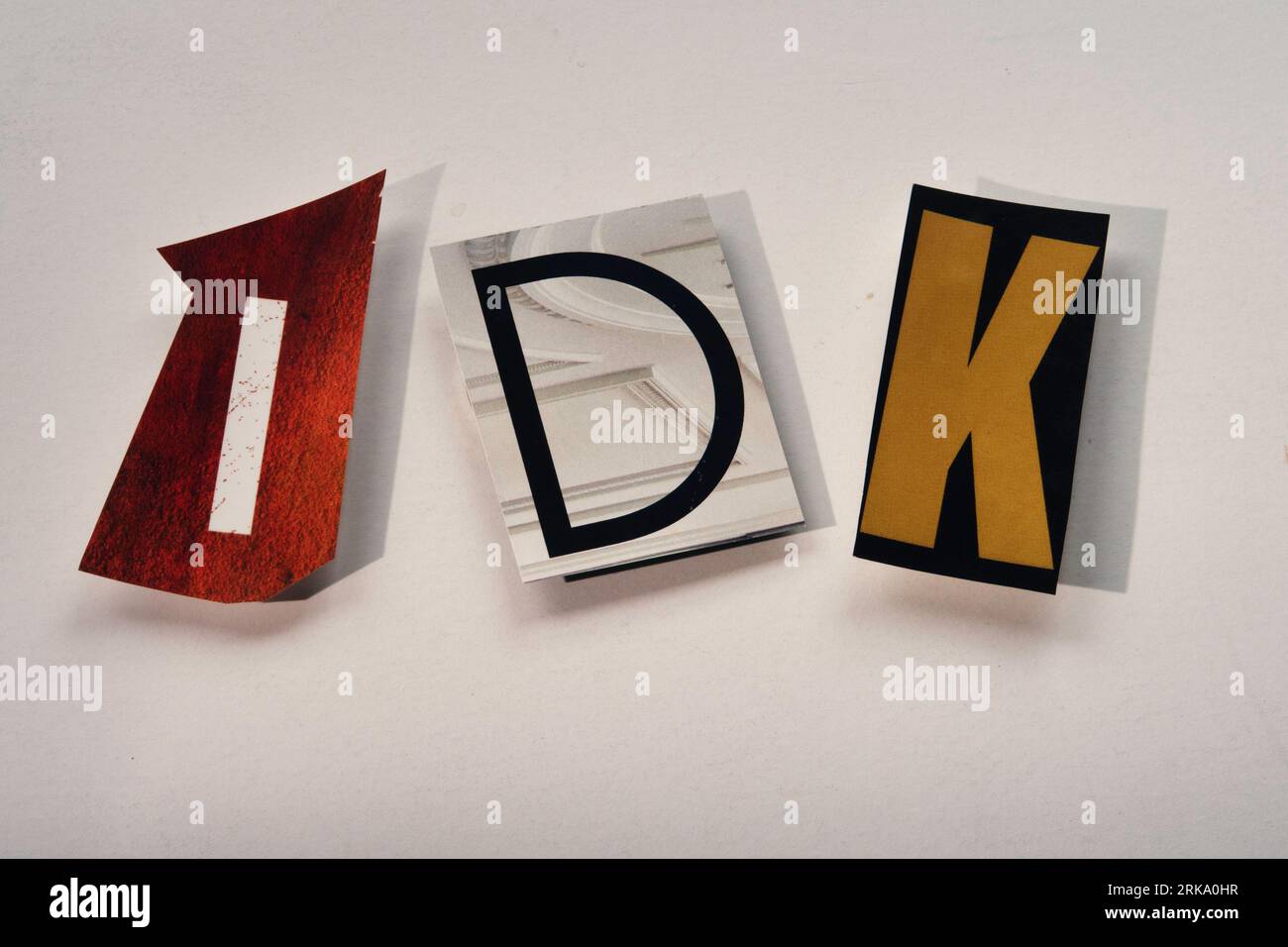 Das Akronym „IDK“-Slang mit ausgeschnittenen Papierbuchstaben in der Ransom-Note-Typografie, USA Stockfoto
