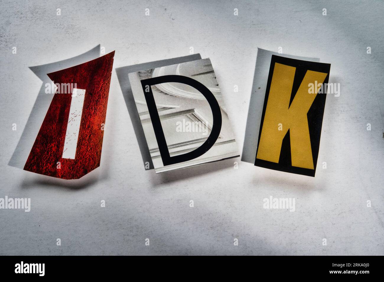 Das Akronym „IDK“-Slang mit ausgeschnittenen Papierbuchstaben in der Ransom-Note-Typografie, USA Stockfoto