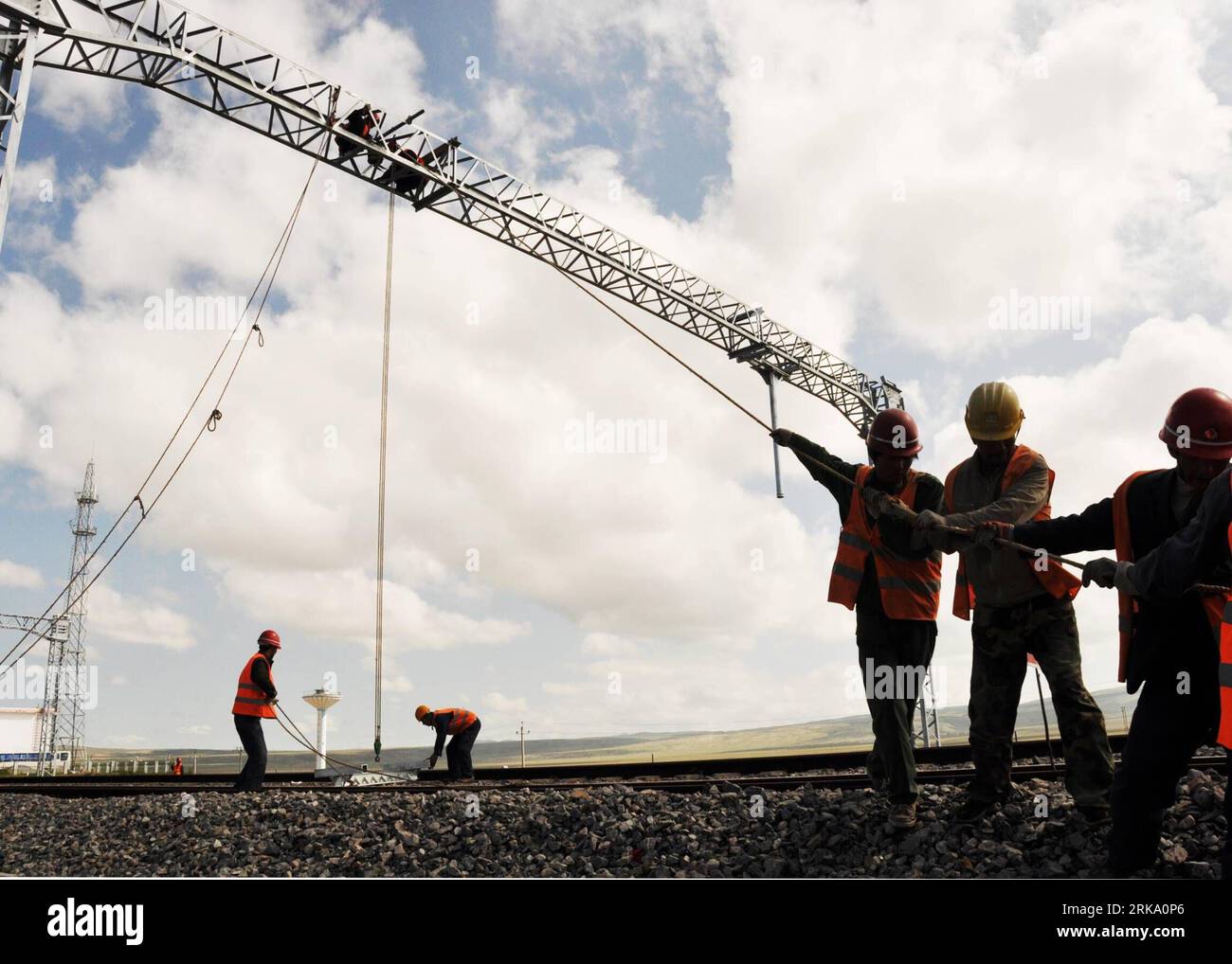 Bildnummer: 54250577 Datum: 23.07.2010 Copyright: imago/Xinhua (100724) -- HAIBEI, 24. Juli 2010 (Xinhua) -- Arbeiter arbeiten auf der Baustelle der Xining-Golmud-Eisenbahnlinie im Abschnitt des Tibetan Autonomous County Haibei, Provinz Qinghai im Südwesten Chinas, 23. Juli 2010. Die unterkonstruierte Xining-Golmud-Eisenbahnlinie zur Elektrifizierung, eine Ergänzung der Qinghai-Tibet-Eisenbahn, die die beiden Städte Xining und Golmud verbindet, soll Ende 2010 fertiggestellt werden. (Xinhua/Ni Shubin) CHINA-QINGHAI-XINING-GOLMUD RAILWAY LINE CONSTRUCTION (CN) PUBLICATIONxNOTxINxCHN B Stockfoto