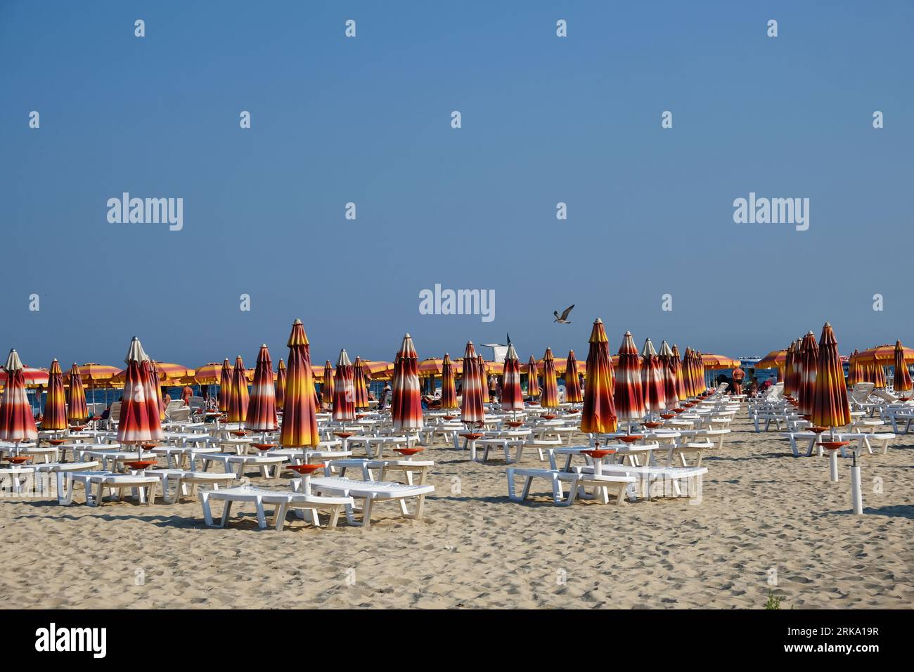 Bulgarischer Strand an der Schwarzmeerküste bei Albena an einem heißen Sommertag. Stockfoto