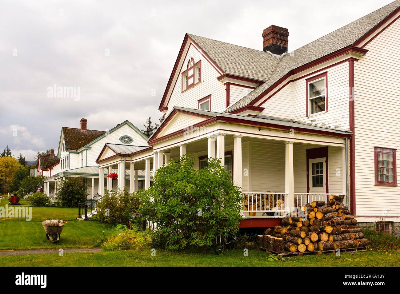 Haines, Alaska, USA - 24. September 2018: Restaurierte Holzhäuser in Fort Seward, einem historischen Wahrzeichen von Haines. Stockfoto