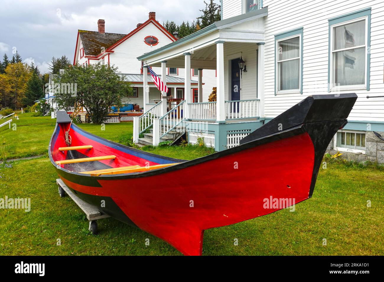 Haines, Alaska, USA - 24. September 2018: Indianisches Kanu vor restaurierten Holzhäusern in Fort Seward, einem historischen Wahrzeichen in Haines. Stockfoto
