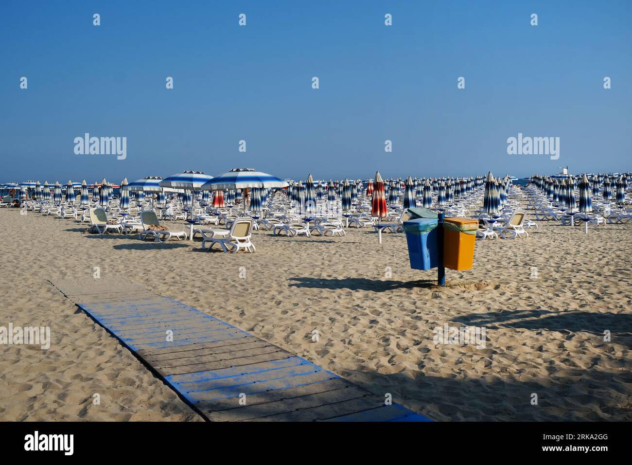 Bulgarischer Strand an der Schwarzmeerküste bei Albena an einem heißen Sommertag. Stockfoto