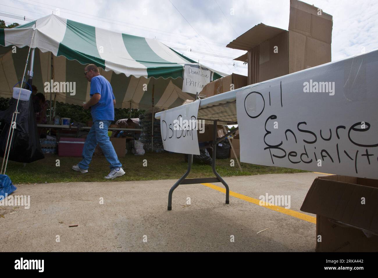 Bildnummer: 54266951 Datum: 31.07.2010 Copyright: imago/Xinhua (100731) -- MARSHALL, 31. Juli 2010 (Xinhua) -- Spenden von Haushaltsreinigungsprodukten werden auf einer von Enbridge organisierten Sammelstelle gesammelt, um bei der Säuberung von ölgeplagten Tieren zu helfen, in Marshall, Michigan, USA, Juli 31, 2010. eine 30 Zoll (76,2 cm) lange Erdölpipeline, die von Enbridge Energy of Canada (Calgary, Alberta) betrieben wird, brach am 26. Juli ab und verschüttete schätzungsweise 1 Million Gallonen (3,7 Millionen Liter) Rohöl in einen Nebenfluss, der den Kalamazoo River in der Nähe der Marshall Township, Michigan, speist. Stockfoto