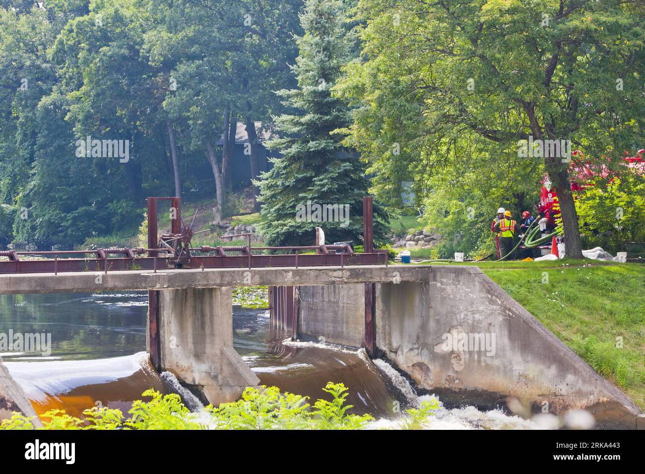 Bildnummer: 54266952 Datum: 31.07.2010 Copyright: imago/Xinhua (100731) -- MARSHALL, 31. Juli 2010 (Xinhua) -- Cleanup Workers Vacanup Oil from the Water above Ceresco Dam on the Kalamazoo River in Marshall, Michigan, the United States, 31. Juli 2010. Eine 30 Zoll (76,2 cm) lange Erdölpipeline, die von Enbridge Energy of Canada (Calgary, Alberta) betrieben wird, brach am 26. Juli ab und verschüttete schätzungsweise 3,7 Millionen Liter Rohöl in einen Zufluss, der den Kalamazoo River in der Nähe der Marshall Township, Michigan, speist. Die US-Umweltschutzbehörde (EPA) und Enbridge arbeiten Stockfoto