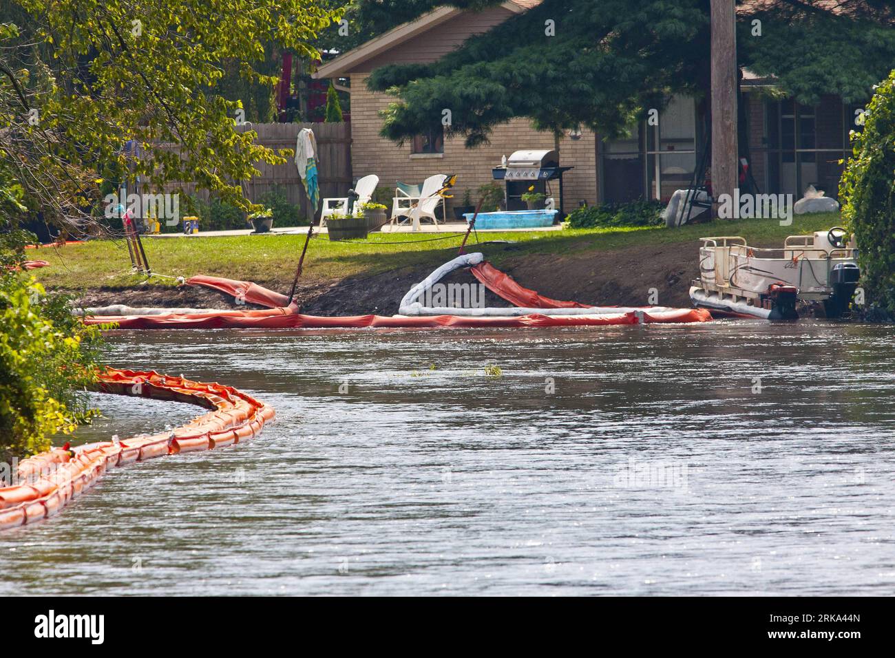 Bildnummer: 54266954 Datum: 31.07.2010 Copyright: imago/Xinhua (100731) -- MARSHALL, 31. Juli 2010 (Xinhua) -- Eindämmungsbooms schweben auf der Oberfläche des Kalamazoo River in der Nähe eines Ölleckens in Marshall, Michigan, USA, 31. Juli 2010. Eine 30 Zoll (76,2 cm) lange Erdölpipeline, die von Enbridge Energy of Canada (Calgary, Alberta) betrieben wird, brach am 26. Juli ab und verschüttete schätzungsweise 3,7 Millionen Liter Rohöl in einen Zufluss, der den Kalamazoo River in der Nähe der Marshall Township, Michigan, speist. Die US-Umweltschutzbehörde (EPA) und Enbridge arbeiten Stockfoto