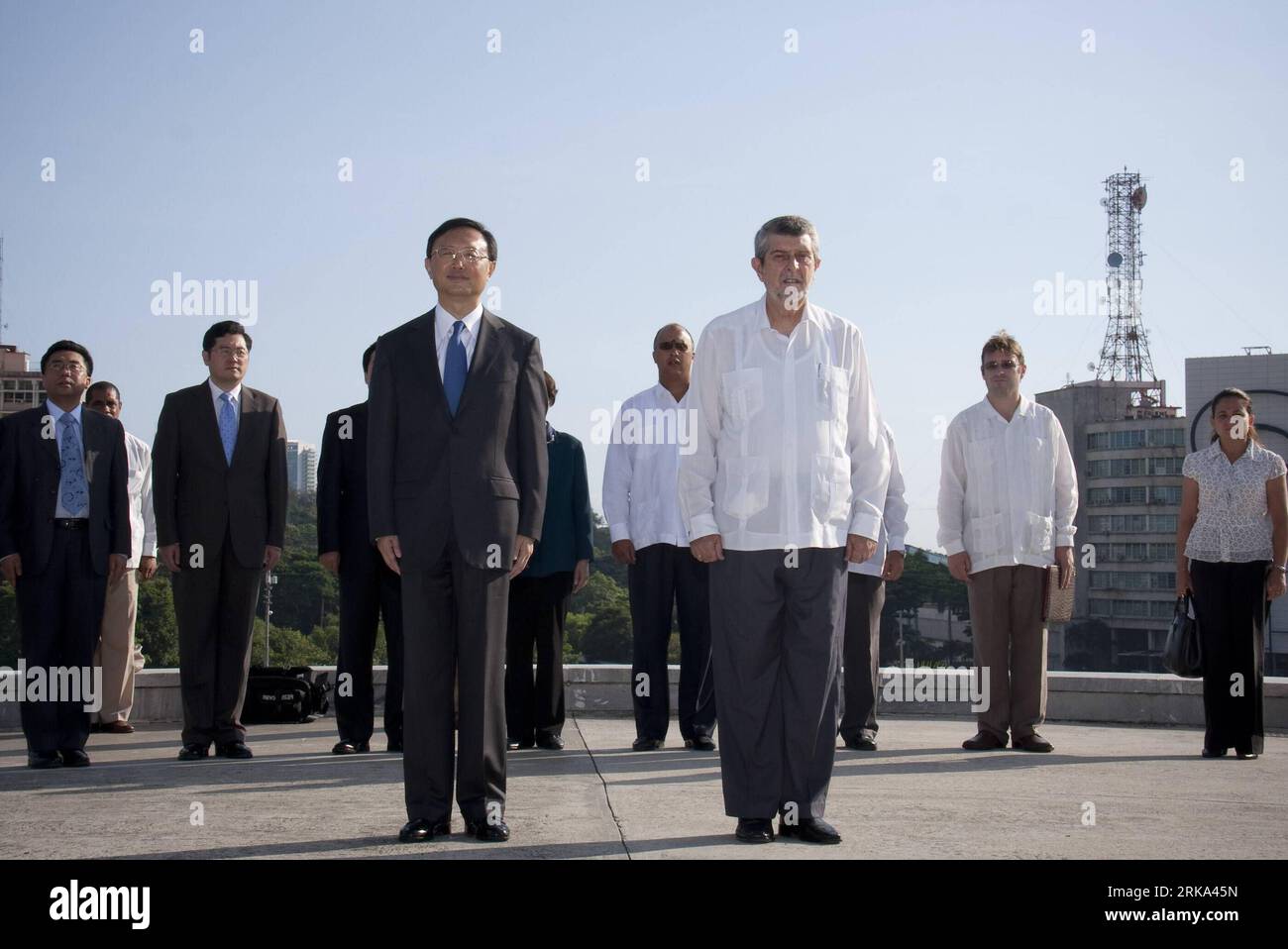 Bildnummer: 54266980 Datum: 31.07.2010 Copyright: imago/Xinhua (100801) -- HAVANNA, 1. Aug. 2010 (Xinhua) -- der chinesische Außenminister Yang Jiechi (L-Front) zollt Jose Julian Marti Perez am 31. Juli 2010 in Havanna, Kuba, ein Denkmal zu Ehren des kubanischen Dichters und Helden. (Xinhua/Wang Pei) (dyw) CUBA-HAVANA-CHINESE FM-VISIT PUBLICATIONxNOTxINxCHN People Politik kbdig xmk 2010 quer Bildnummer 54266980 Datum 31 07 2010 Copyright Imago XINHUA Havana 1. August 2010 XINHUA, der die chinesischen Außenminister besucht, Yang Jiechi l Front, zollt Jose Julian Marti Perez BEI einem Monument Honori Tribut Stockfoto