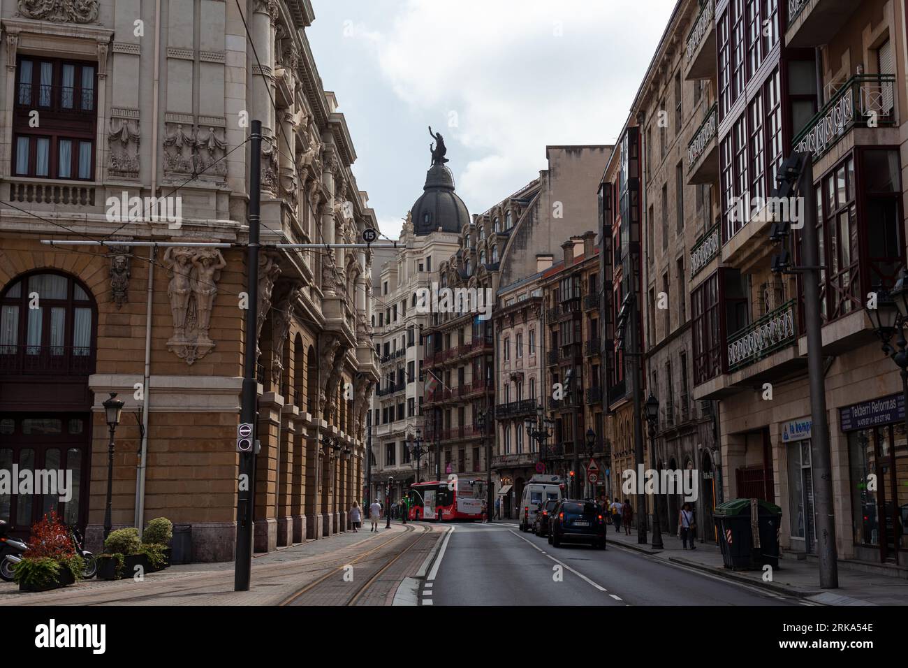 Bilbao, Spanien - 03. August 2022: Blick auf die Altstadt von Bilbao vom Hauptquartier der Arriaga Stockfoto