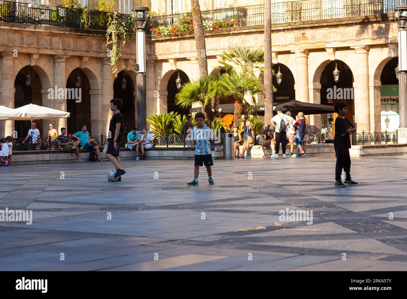 Bilbao, Spanien - 02. August 2022 : im Sommer spielen kleine Kinder zusammen Fußball auf dem Bilbao-Platz. Stockfoto