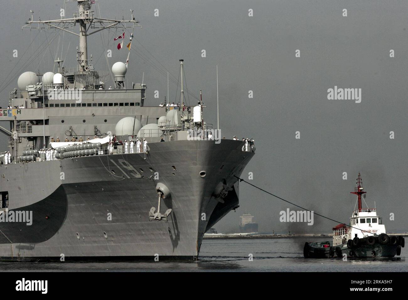 Bildnummer: 54274954 Datum: 04.08.2010 Copyright: imago/Xinhua (100804) -- MANILA, 4. August 2010 (Xinhua) -- USS Blue Ridge, Kommandoschiff der Siebten Flotte der Vereinigten Staaten, trifft am Pier 13 des Südhafens in Manila, Philippinen, 4. August 2010 ein. Auf Einladung der philippinischen Marine kam die USS Blue Ridge am Mittwochmorgen in Manila an und begann einen viertägigen Kulanzbesuch im Land. (Xinhua/Jon Fabrigar)(zl) PHILIPPINEN-MANILA-USS BLUE RIDGE PUBLICATIONxNOTxINxCHN Gesellschaft Marine US Army Navy Flotte Schiff Militär Militärschiff Premiere xint kbdig xng 2010 quer Stockfoto