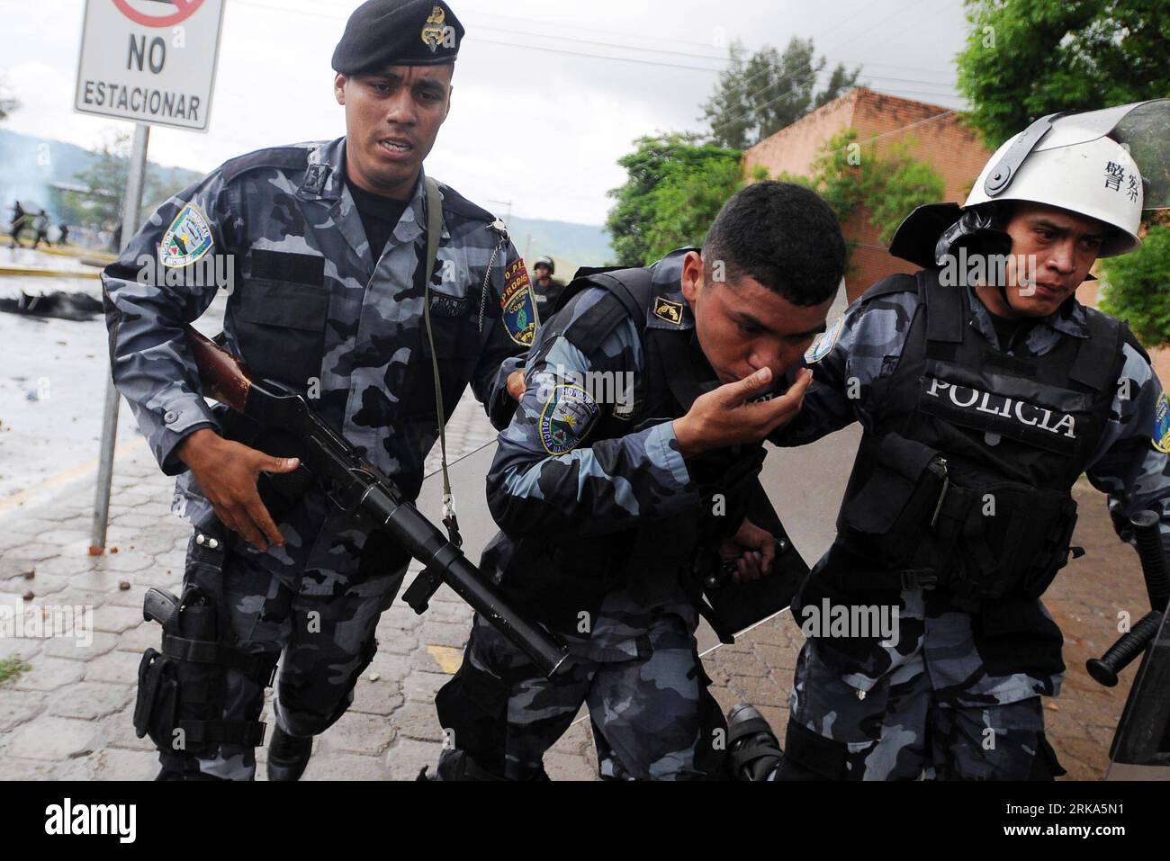 Bildnummer: 54275062 Datum: 03.08.2010 Copyright: imago/Xinhua Ein Polizeibeamter, Der bei Zusammenstößen mit Studenten verletzt wurde, wird am 3. August 2010 von seinen Kollegen in Tegucigalpa, der Hauptstadt von Honduras, begleitet. Die Studenten der Nationalen Autonomen Universität Honduras (UNAH, für ihre Initialen auf Spanisch) forderten die Wiedereinstellung von mehr als 100 Arbeitnehmern, die der Gewerkschaft UNAH angegliedert waren und entlassen wurden. (Xinhua/Rafael Ochoa) (zl) HONDURAS-TEGUCIGALPA-ARBEITSSTREITKOLLISIONEN PUBLICATIONxNOTxINxCHN Politik Ausschreitungen Demo Protest Studenten Polizei Premiere xint kbdig xng 2010 quer o0 Stockfoto