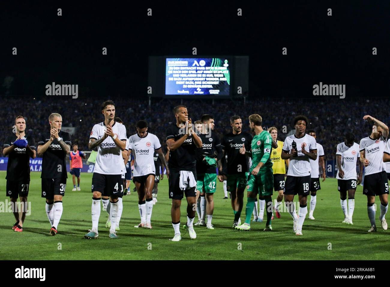 Sofia, Bulgarien. August 2023. Fußball: Qualifikation für die UEFA Europa Conference League, Levski Sofia - Eintracht Frankfurt, 4. Runde, erstes Leg, im Vasil Levski National Stadium. Die Frankfurter bedanken sich nach dem Spiel bei den Fans. Quelle: dpa/dpa/Alamy Live News Stockfoto