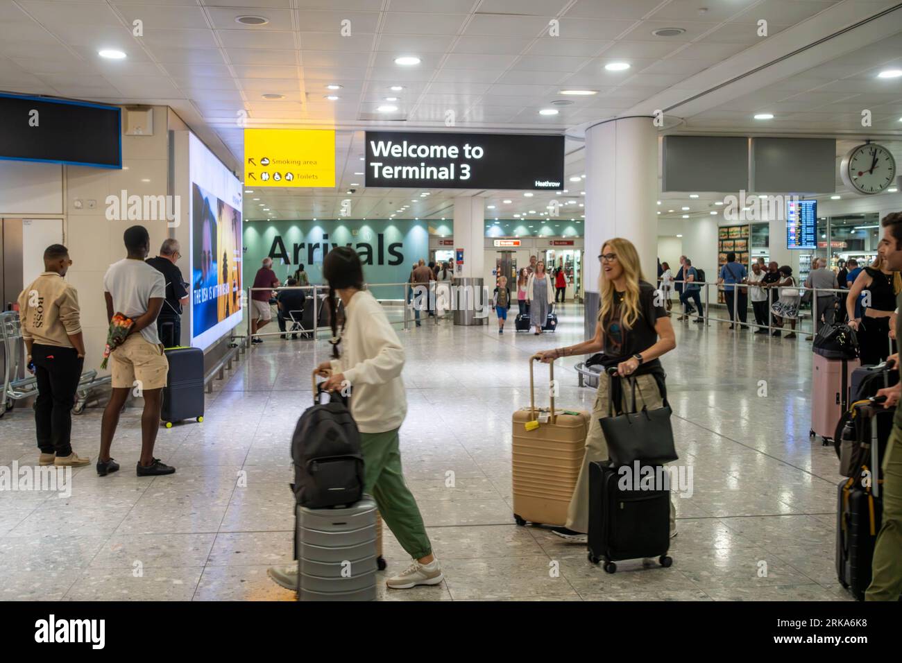 Passagiere, die am Terminal 3 des Flughafens London Heathrow ankommen, gelangen in die Ankunftshalle Stockfoto
