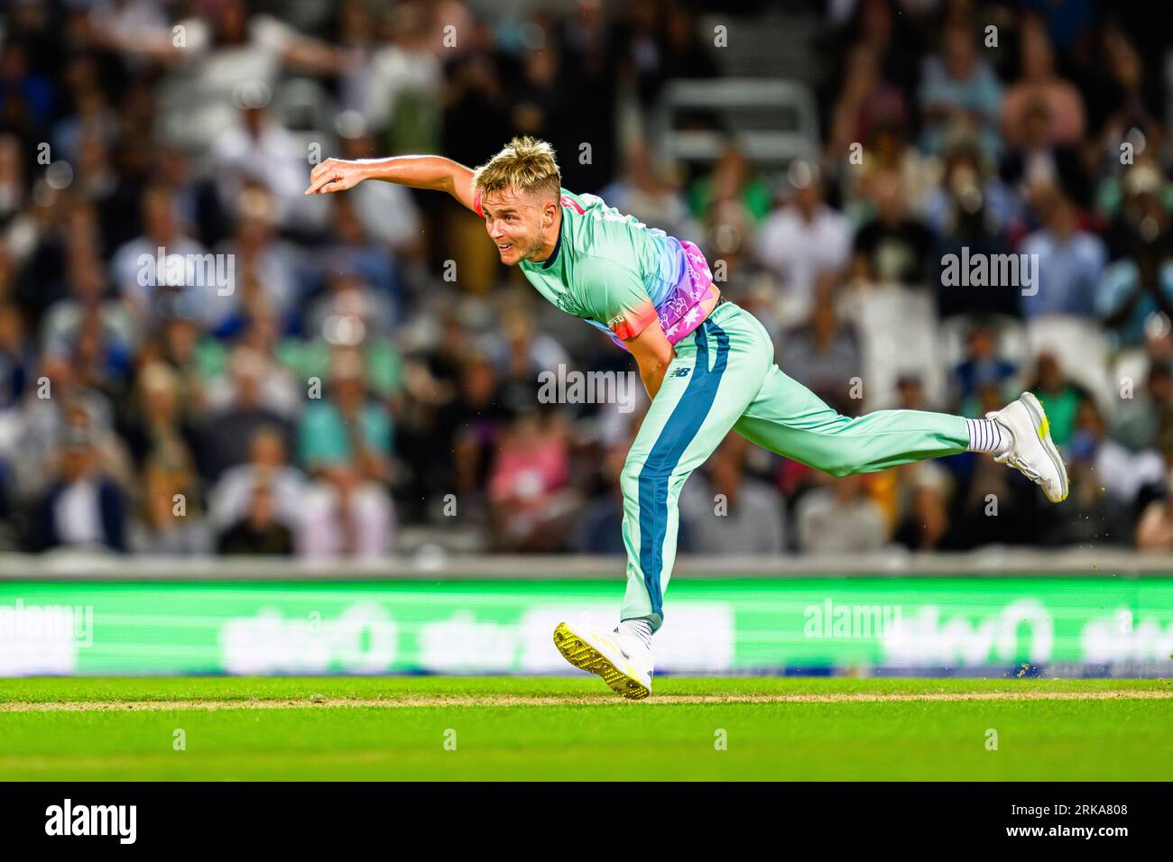 LONDON, VEREINIGTES KÖNIGREICH. August, 23. Sam Curran von Oval Invincibles in Aktion während The Hundred – London Spirit vs Oval Invincibles at the Kai Oval Stockfoto