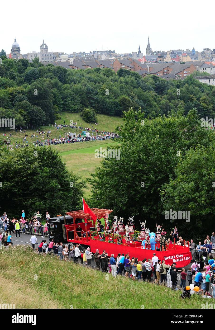 Bildnummer: 54283761 Datum: 08.08.2010 Copyright: imago/Xinhua (100808) -- EDINBURGH, 8. August 2010 (Xinhua) -- Performers of the Ethnic Song & Dance Troupe of China s Guizhou Province besuchten die Edinburgh Festivals Calvacade am 8. August 2009 in Edinburgh, Großbritannien. Einundsechzig Gruppen aus der ganzen Welt nahmen am Sonntag an der jährlichen Calvacade Teil, um die einmonatige Festivalsaison im Hollyrood Park zu feiern. (Xinhua/Zeng Yi) (zw) (2)BRITAIN-EDINBURGH-FESTIVAL CALVACADE PUBLICATIONxNOTxINxCHN Gesellschaft Parade kbdig xng 2010 Hochpremiumd xint Bildnummer 54283761 Datum 0 Stockfoto