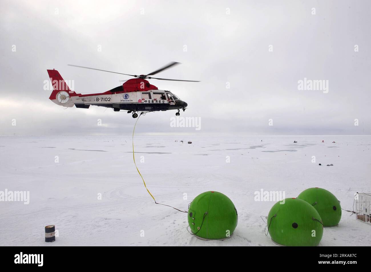 Bildnummer: 54284977 Datum: 08.08.2010 Copyright: imago/Xinhua ONBOARD SNOW DRAGON, 8. August 2010 (Xinhua) -- der Dolphin Helicopter legt Ausrüstungen auf Meereis im Arktischen Ozean ab, 8. August 2010. Das chinesische Expeditionsteam in die Arktis hat eine feste Eisstation mit 86 Grad und 55 Minuten nördlicher Breite, 178 Grad und 53 Minuten westlicher Länge für eine 15-tägige wissenschaftliche Untersuchung des Arktischen Ozeans gebaut. (Xinhua/Zhang Jiansong) (cxy) ARCTIC-CHINA-EXPEDITION-ARCTIC OCEAN-ICE STATION (CN) PUBLICATIONxNOTxINxCHN Gesellschaft Wissenschaft Arktis Forschung Erforschung Expedition kbdig xmk 201 Stockfoto