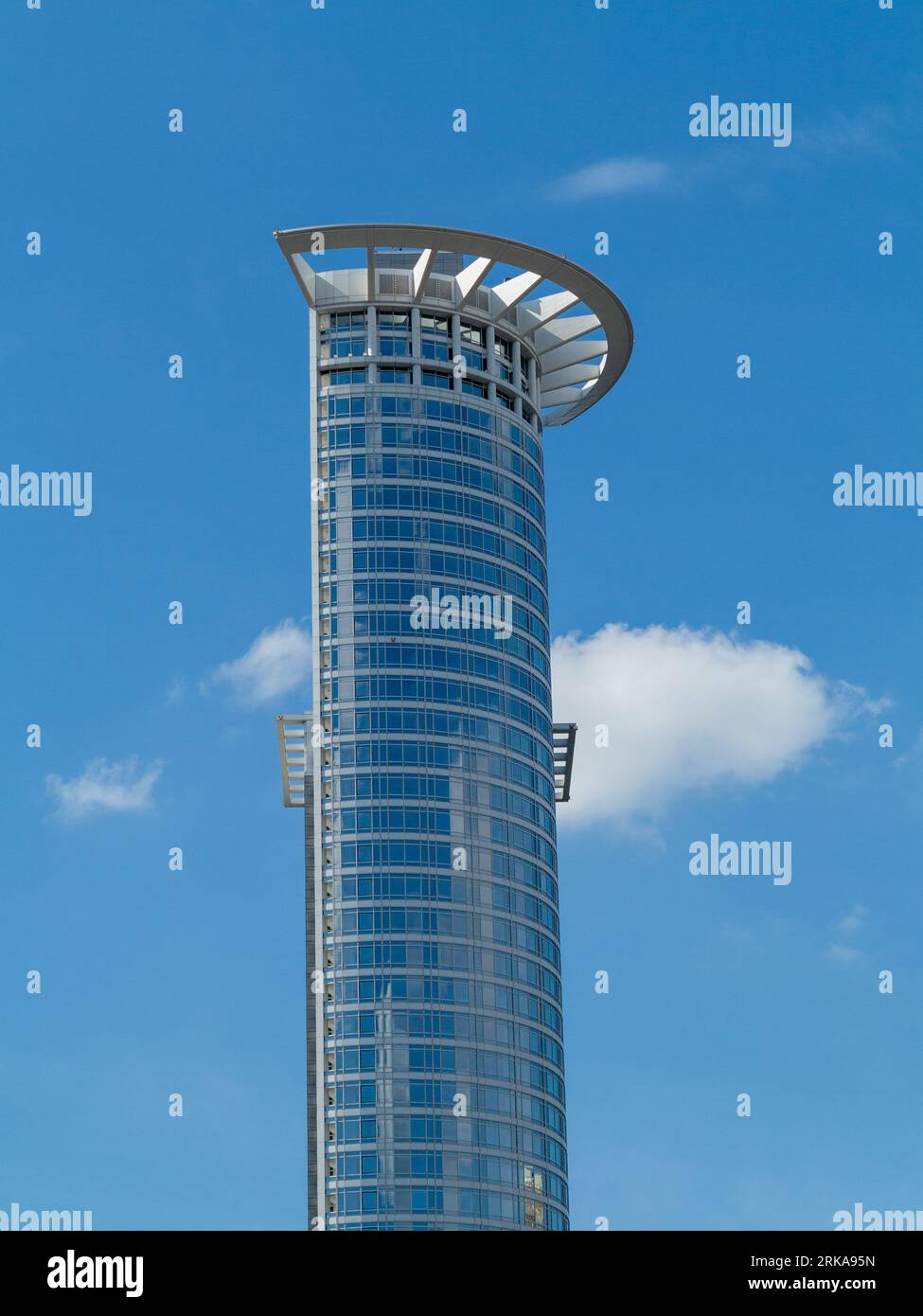 Frankfurt, Deutschland - 17. Mai 2014: Blick auf den Wolkenkratzer Westend 1 in Frankfurt mit ikonischer Krone an der Spitze. Stockfoto