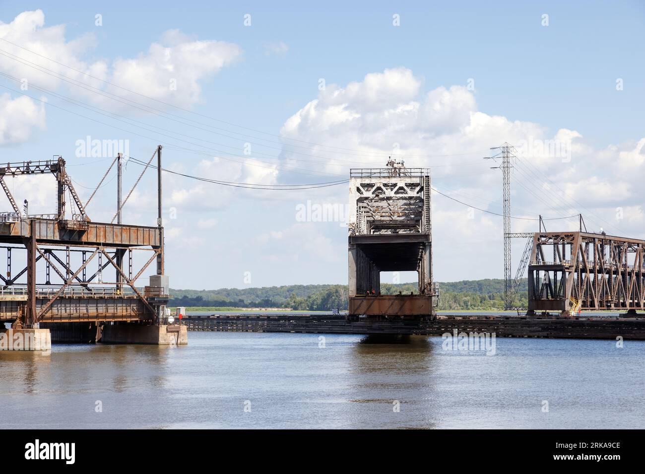 Die BNSF Santa Fe Swing Span Bridge am Mississippi River in Fort Madison, Iowa, ist eine Doppelstockbrücke mit Eisenbahn- und Fahrzeugverkehr. Th Stockfoto