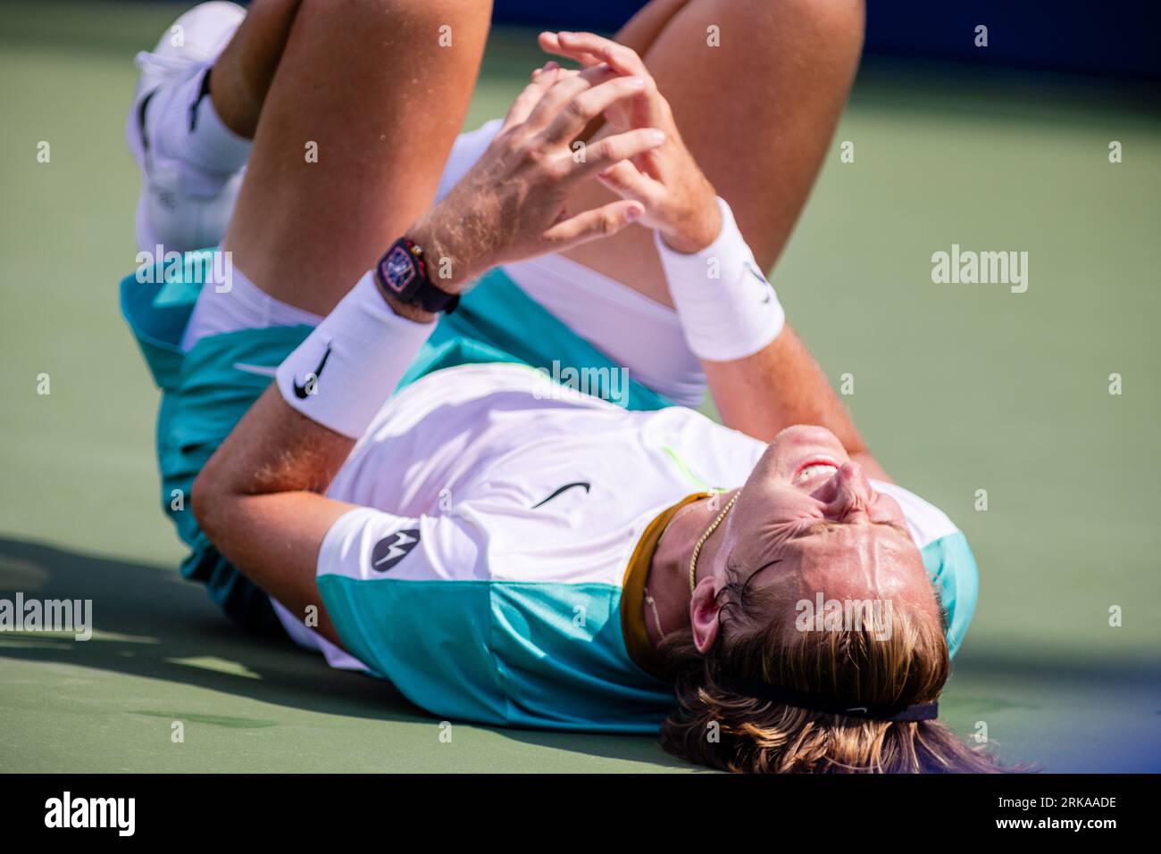 24. August 2023: Sebastian Korda fällt während des Viertelfinals des Winston-Salem Open 2023 im Wake Forest Tennis Complex in Wnston-Salem, NC, schmerzhaft auf den Boden. (Scott Kinser/CSM) (Bild: © Scott Kinser/Cal Sport Media) Stockfoto